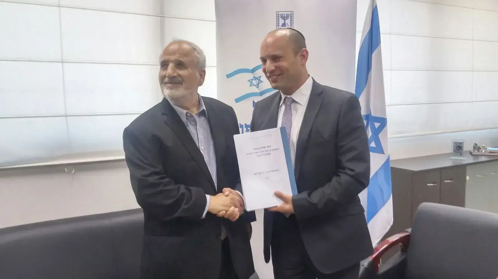 שר החינוך נפתלי בנט מקבל את המלצות ועדת ביטון, משרד החינוך. יולי 2016