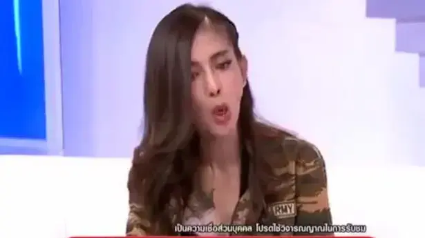 דוגמנית אחוזת דיבוק בשידור חי