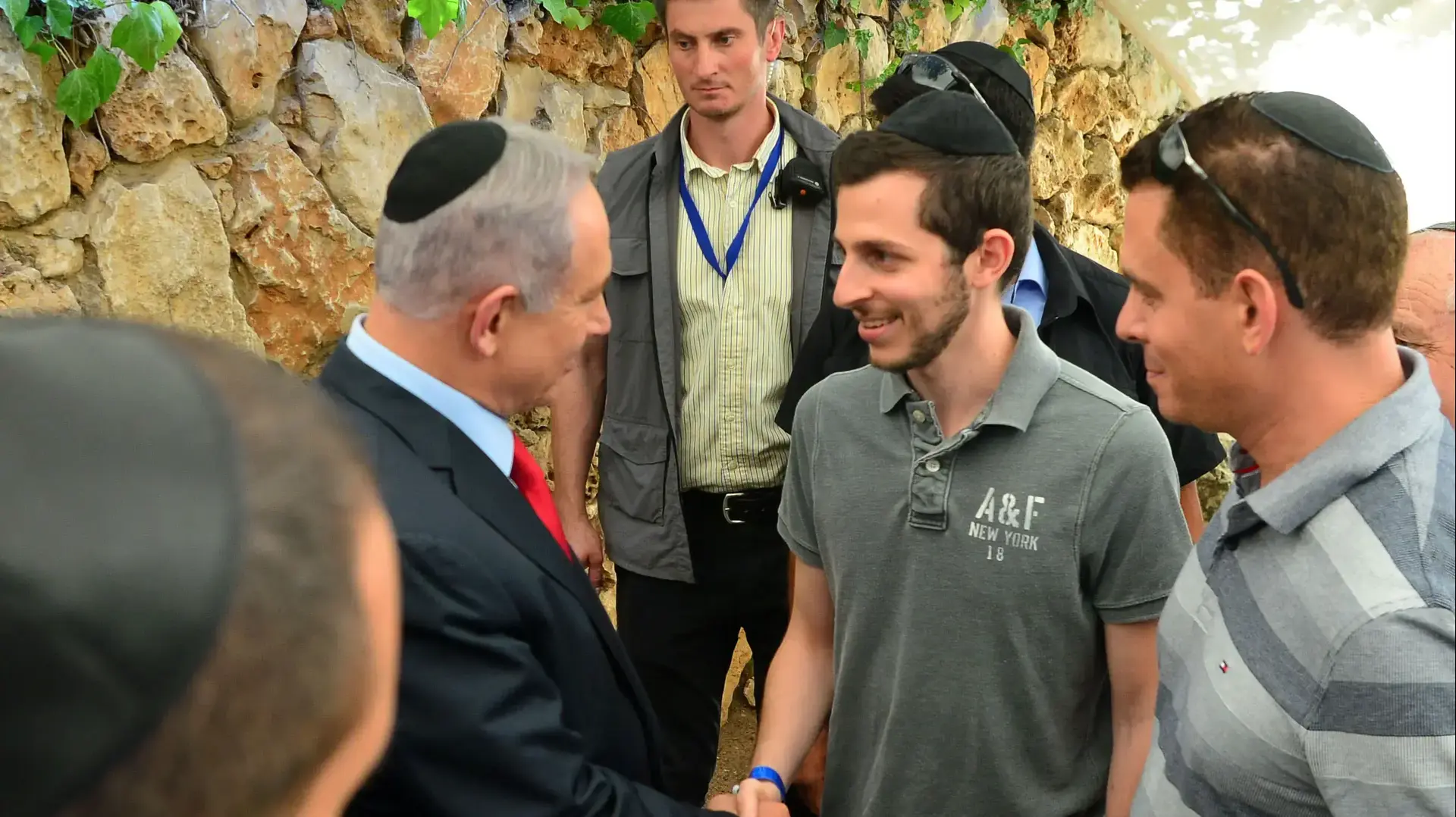 החלקה הצבאית בהר הרצל אזכרה במלאת 40 שנה לנפילתו של יוני נתניהו במהלך מבצע אנטבה ראש הממשלה פוגש את גלעד שליט