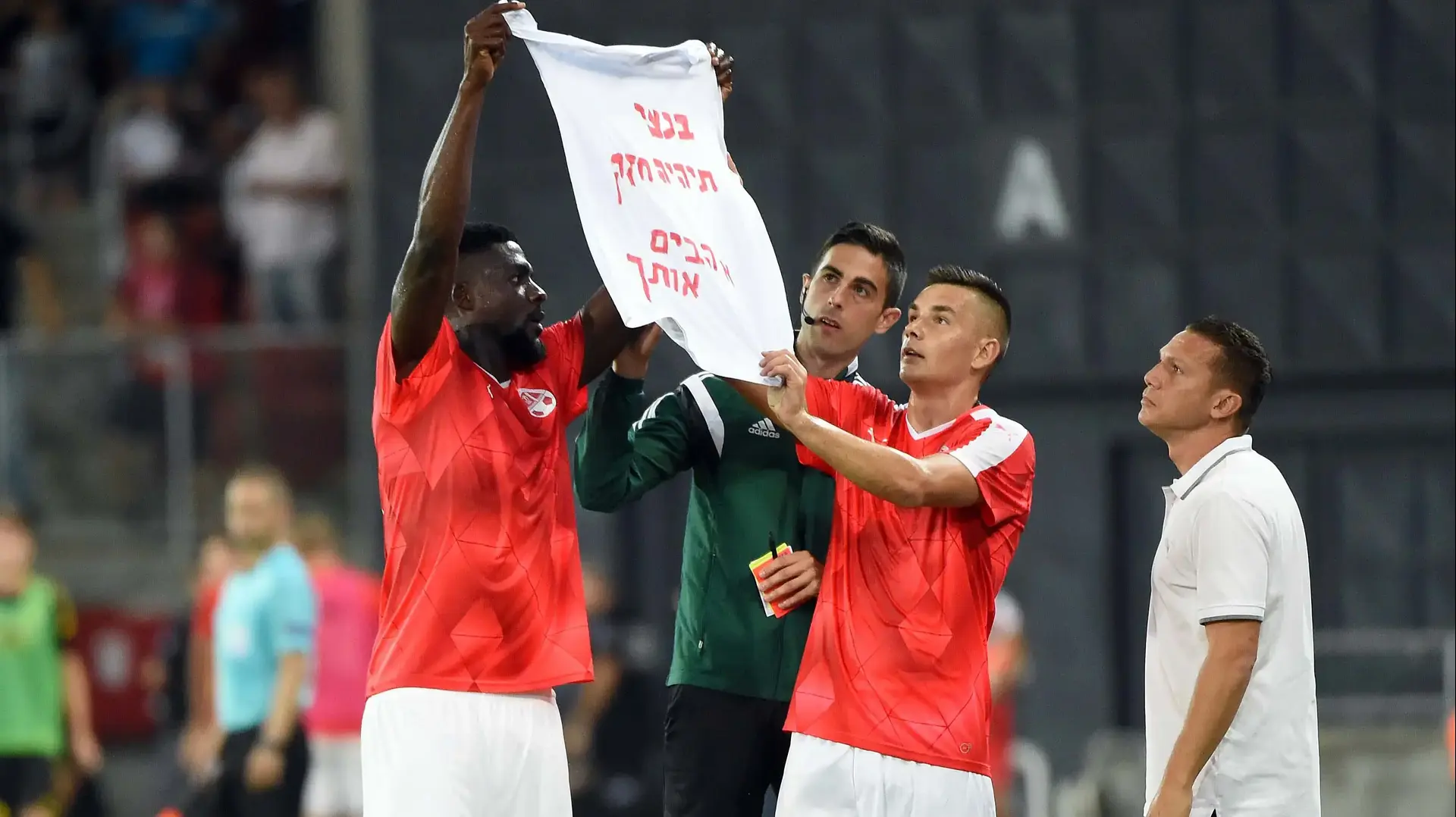 ג'ון אוגו שחקן הפועל באר שבע (שמאל) עם אובידיו הובאן
