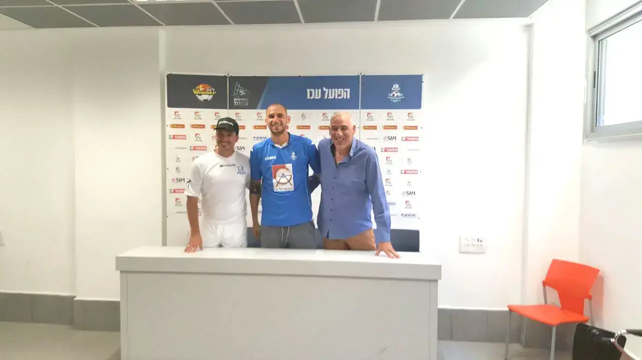 שחקן הפועל עכו דניאל בורחל, המאמן שלומי דורה