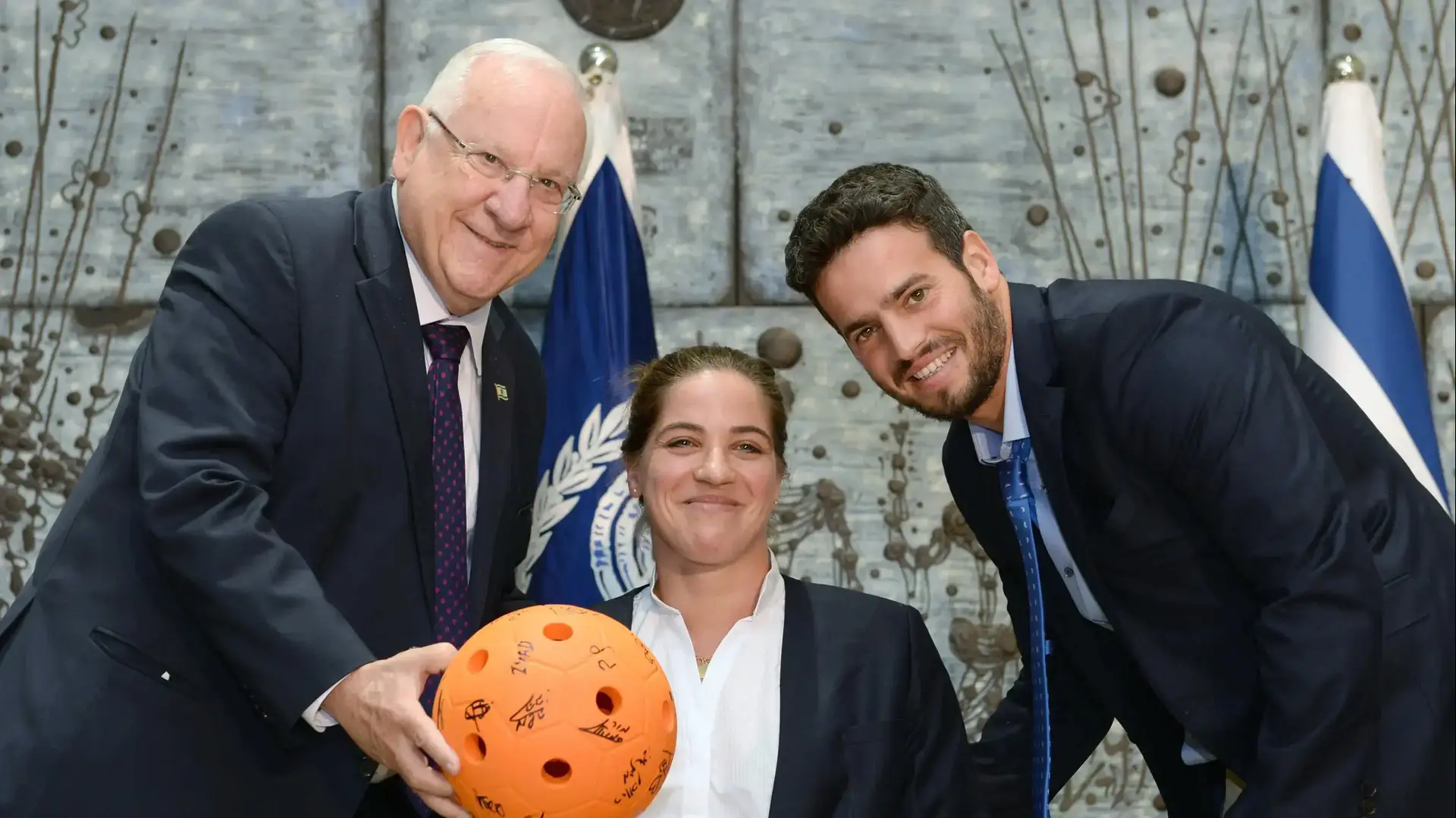 נשיא המדינה ראובן ריבלין וחברי המשלחת הפראלימפית ענבל פיזארו ואיתי ארנליב. יולי 2016
