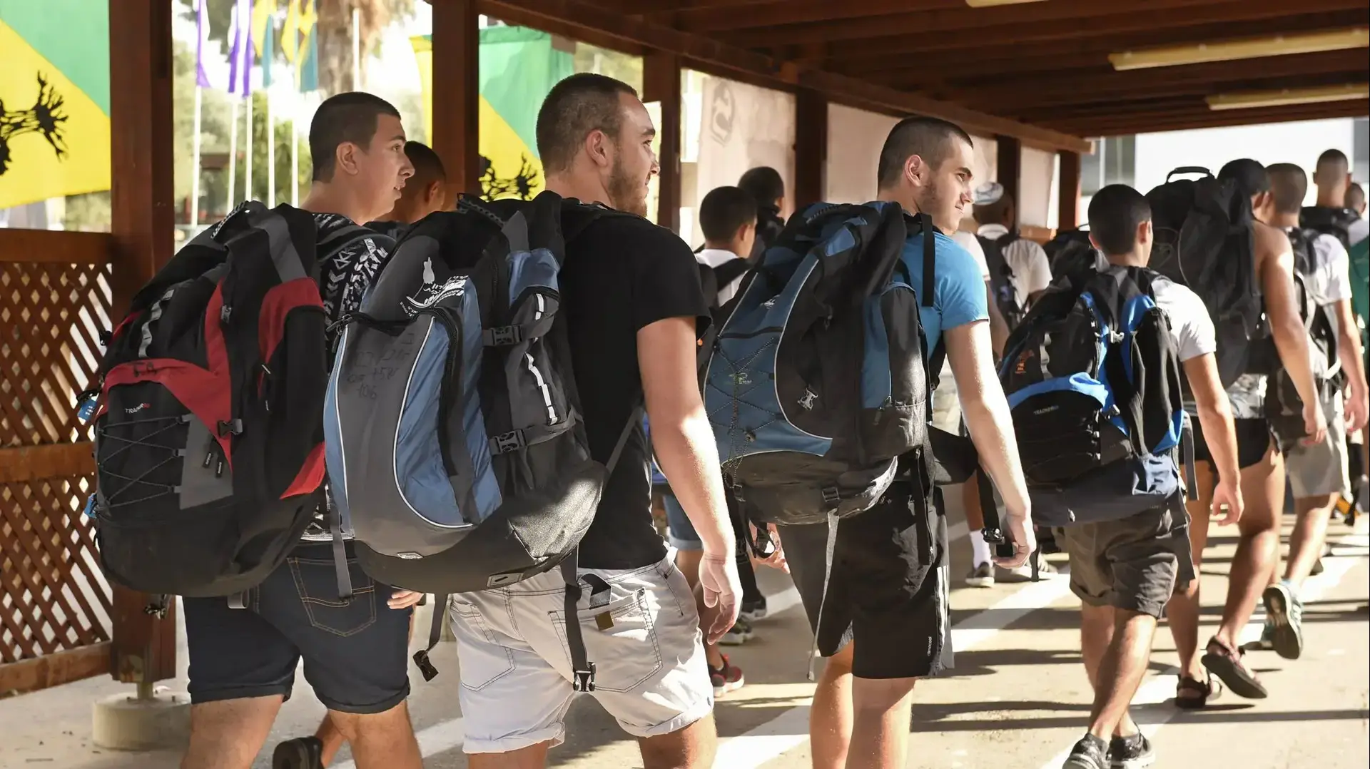 נערים בדרך ללשכת הגיוס בבסיס תל השומר. 25 ביולי 2016