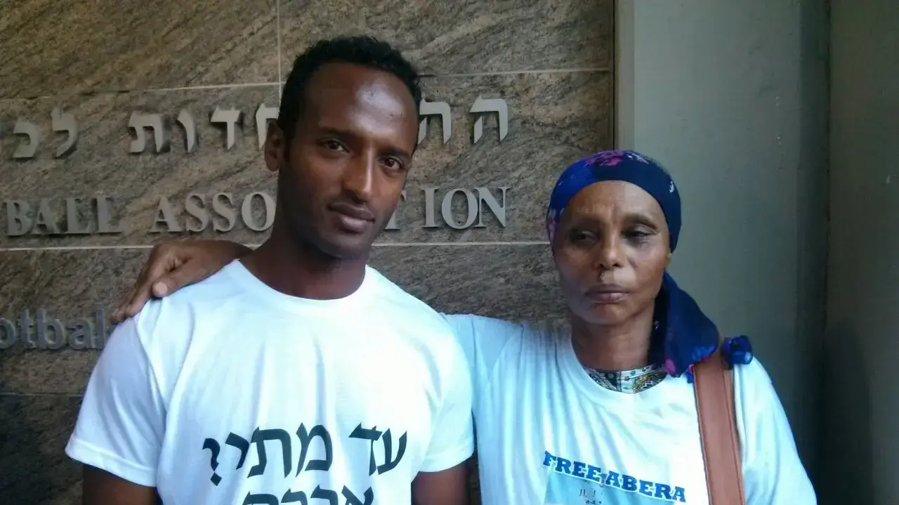 אמייה טגה במשרדי ההאתחדות לכדורגל