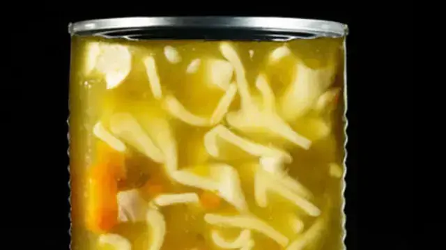 מרק עוף בקופסת שימורים מרק עוף בקופסת שימורים