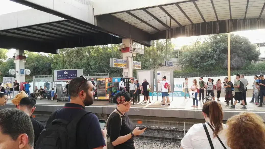 שיבושים בתנועת הרכבות בעקבות שריפת קרון רכבת בחדרה, תחנת רכבת תל אביב מרכז. אוגוסט 2016
