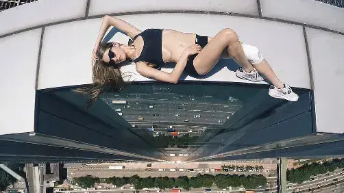 צילום סלפי מעל גורד שחקים