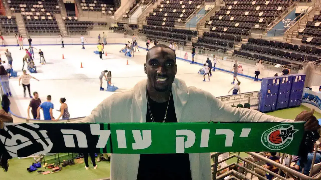 אוון ראבנל שחקן מכבי חיפה בכדורסל ברוממה