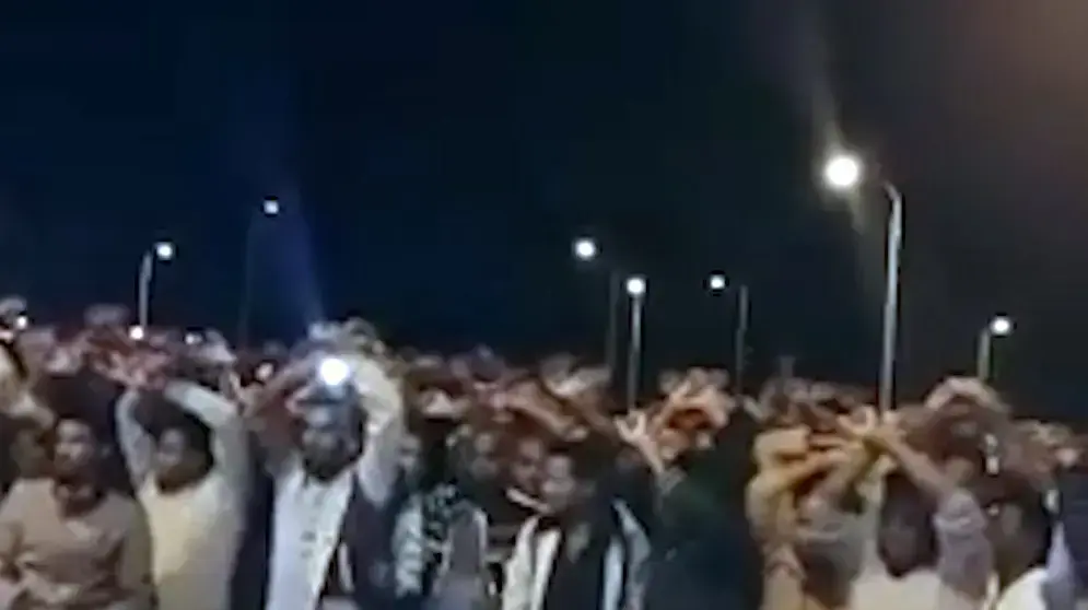 מאות מבקשי מקלט הפגינו מחוץ למתקן הכליאה חולות במחאה על העברת ארבעה מחבריהם לכלא סהרונים