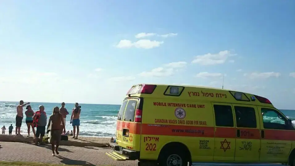 צעיר כבן 25 טבע בחוף פלמחים 03 ספטמבר 2016