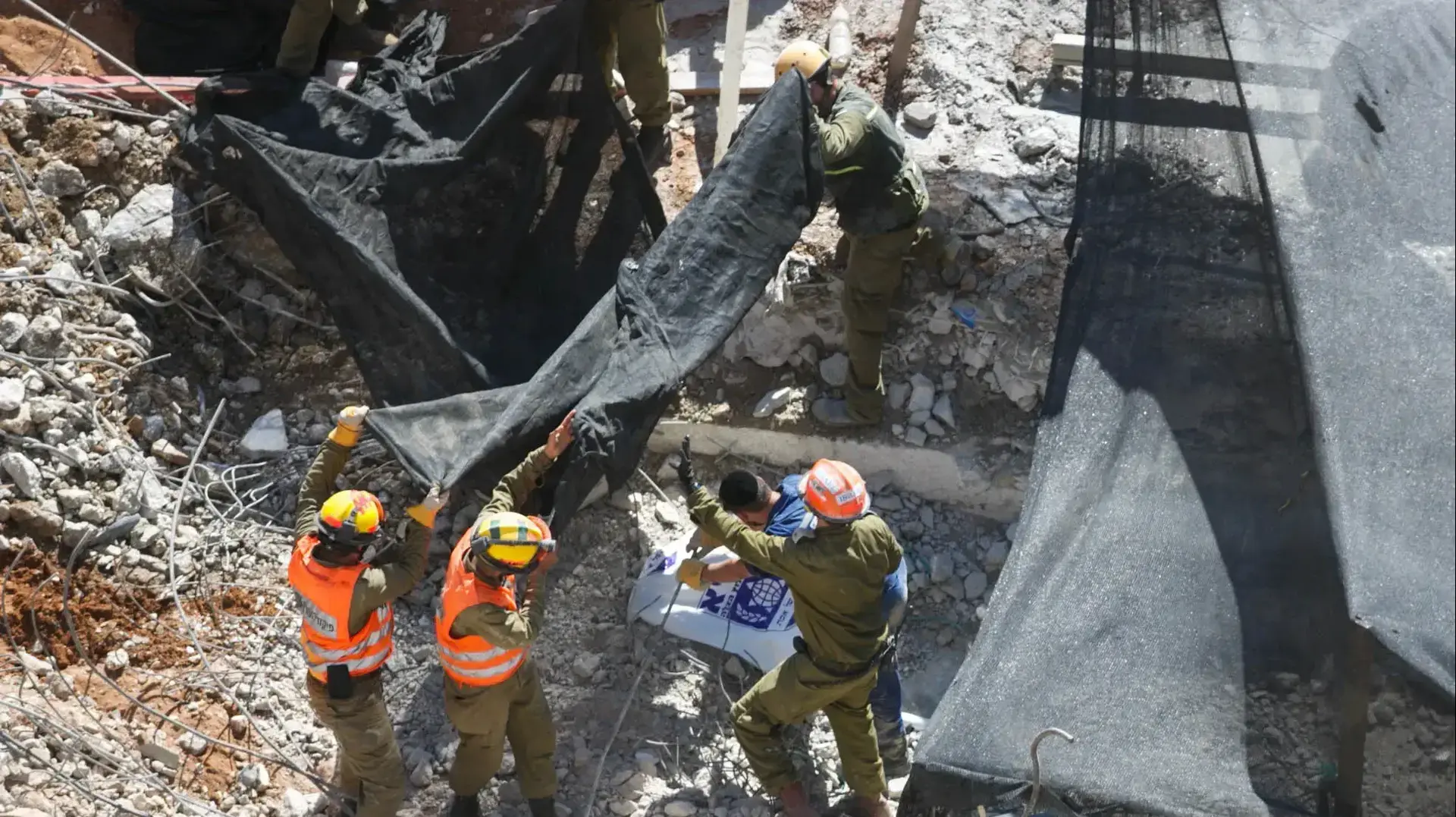 : צוותי חילוץ בקריסת החניון ברמת החייל בתל אביב 09 ספטמבר 2016