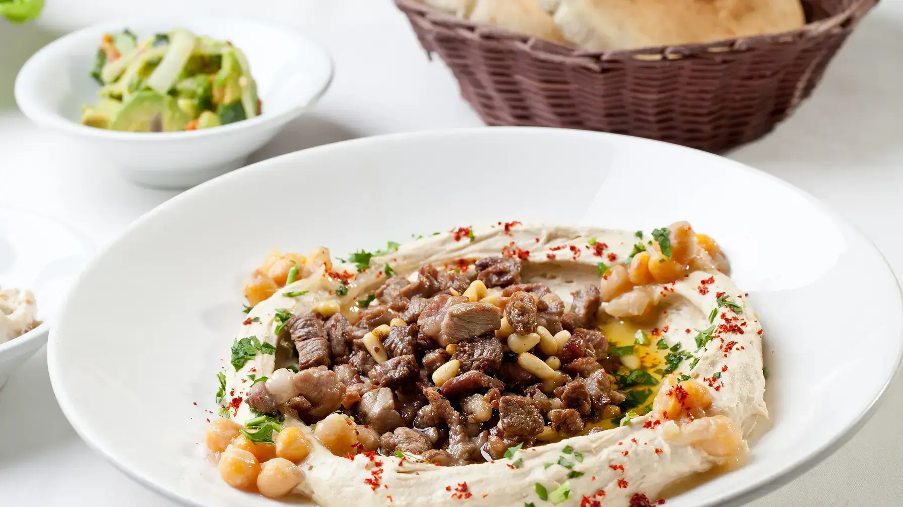 חומוס עם בשר טלה  של דוחול ספאדי ממסעדת דיאנא, נצרץ
