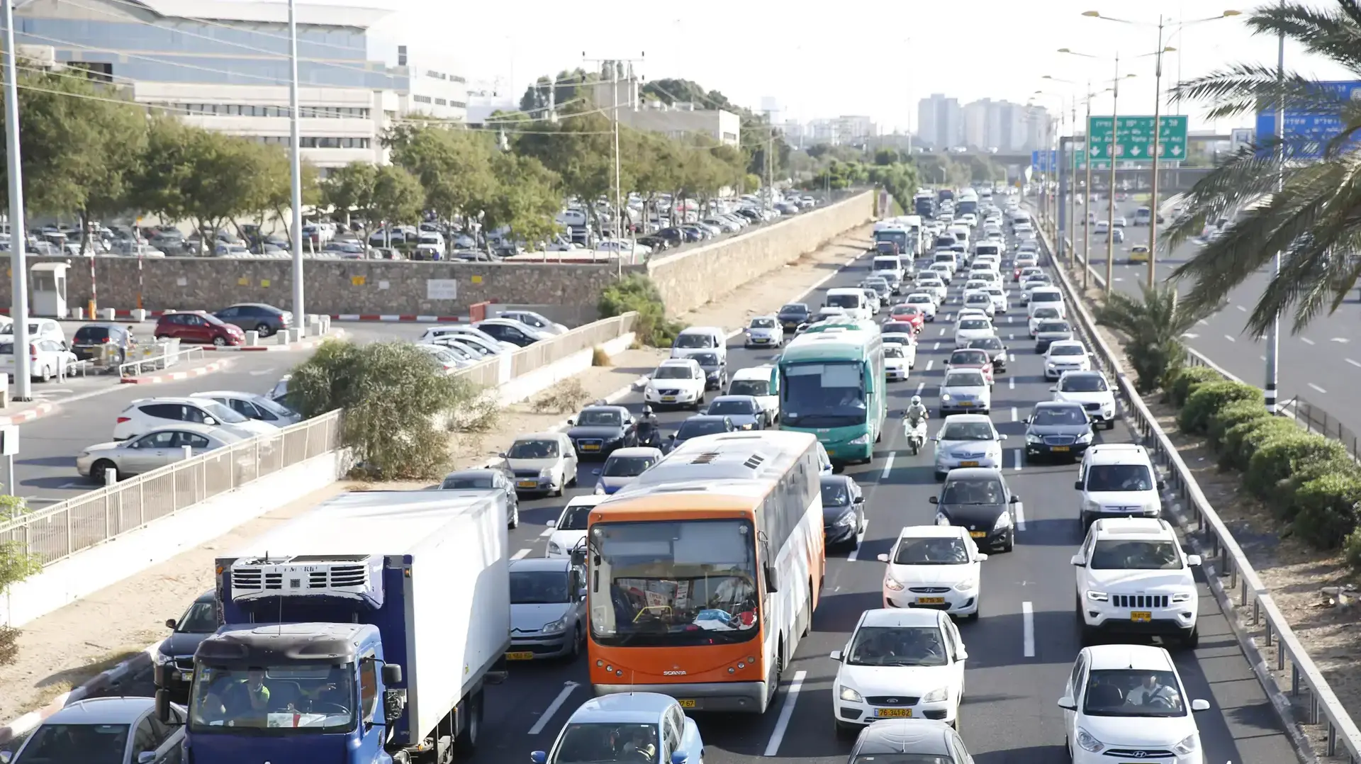 פקקים כביש החוף  בגלל עבודות ברכבת