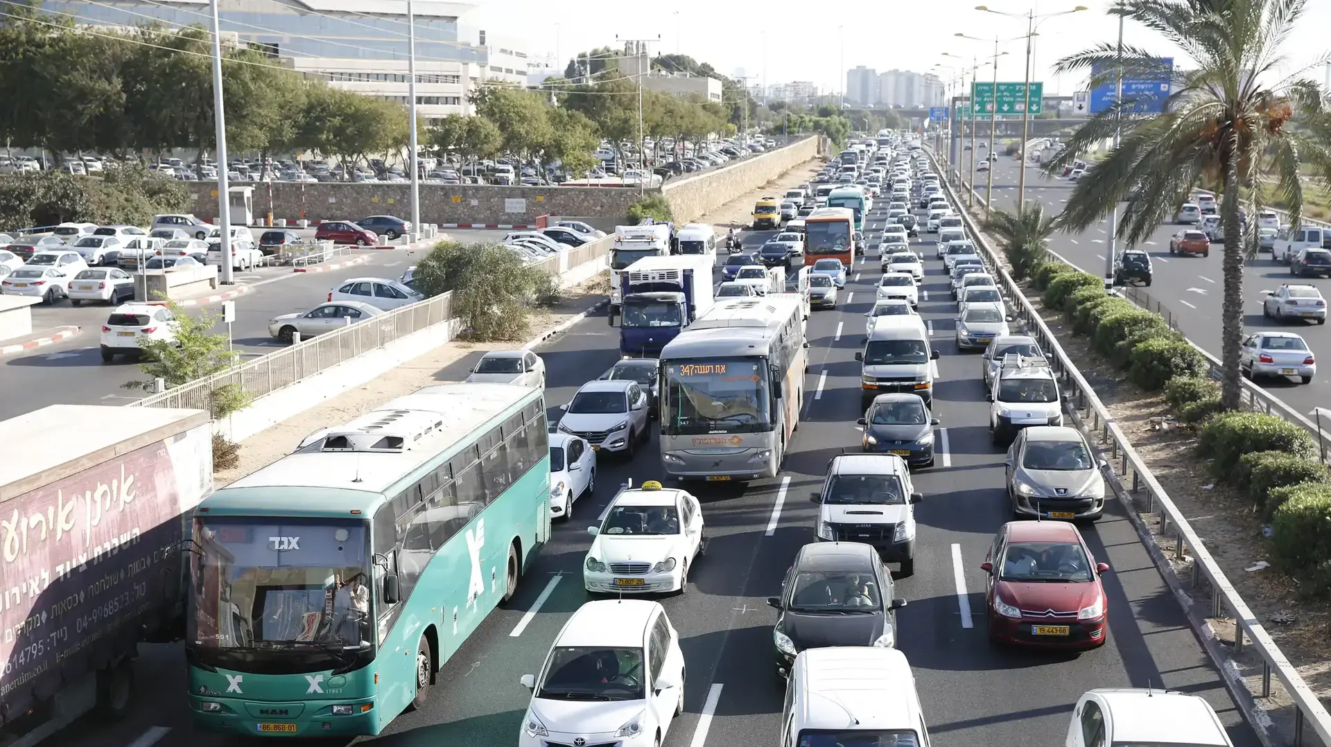 פקקים כביש החוף בגלל עבודות ברכבת פקקים כביש החוף בגלל עבודות ברכבת