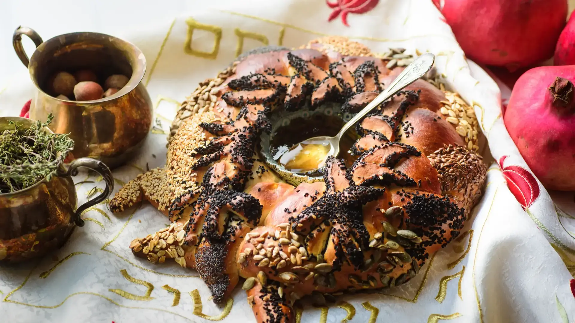הכנת חלה חגיגית לראש השנה, מאפיית לחמים