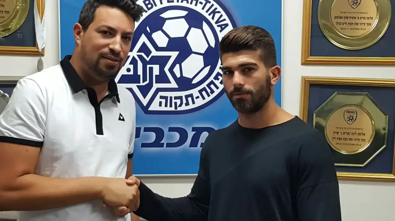 מגן מכבי פתח תקוה שמוליק מלול עם סוכנו אדם קידן