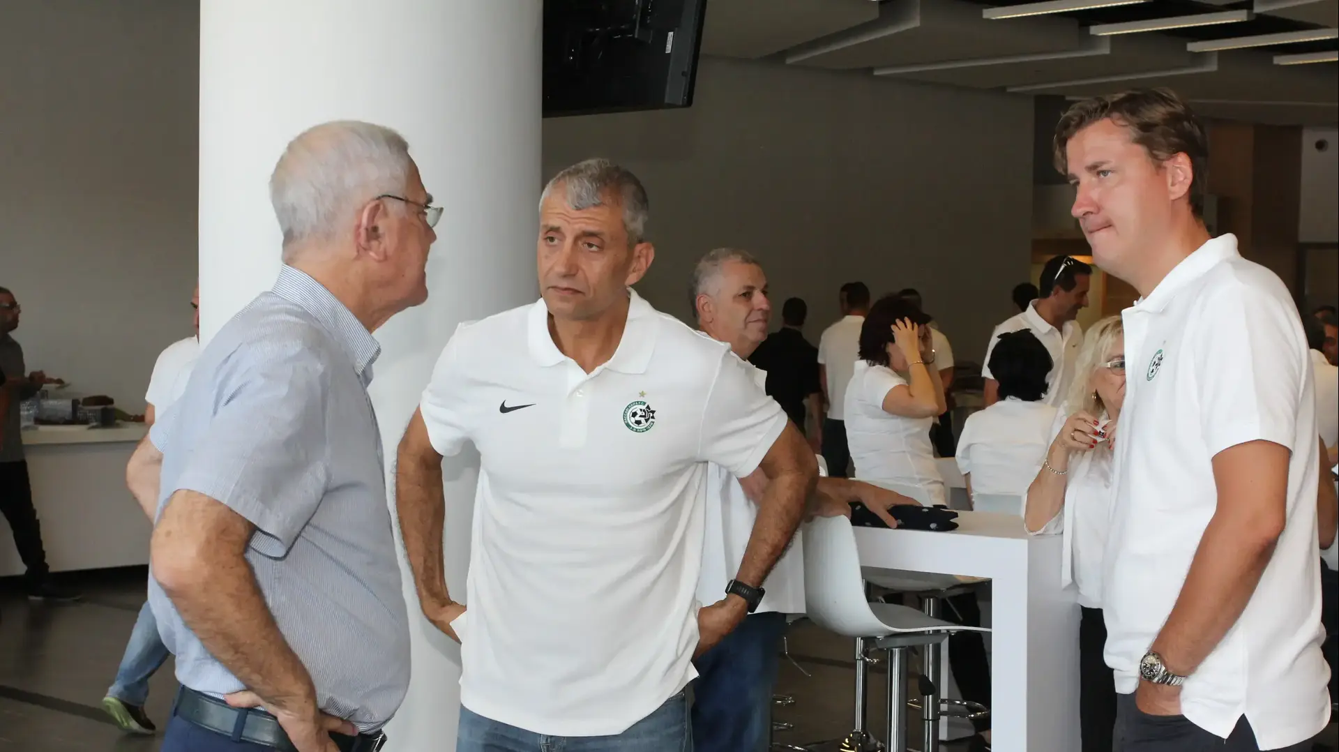 טור כריסטיאן קרלסן (מימין) עם אסף בן דב, יעקב שחר נשיא מכבי חיפה