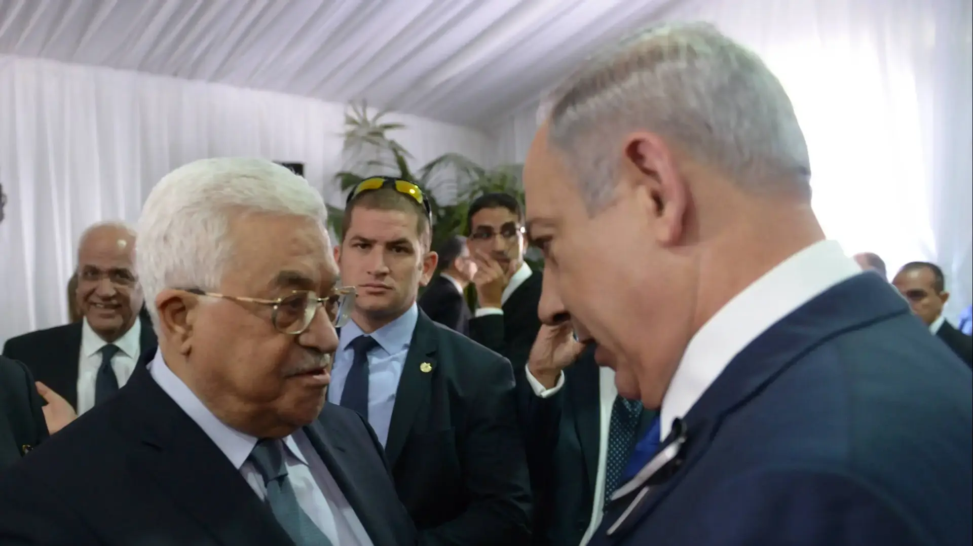 ראש הממשלה בנימין נתניהו ואבו מאזן בהלוויתו של הנשיא שמעון פרס, הר הרצל, ירושלים. ספטמבר 2016