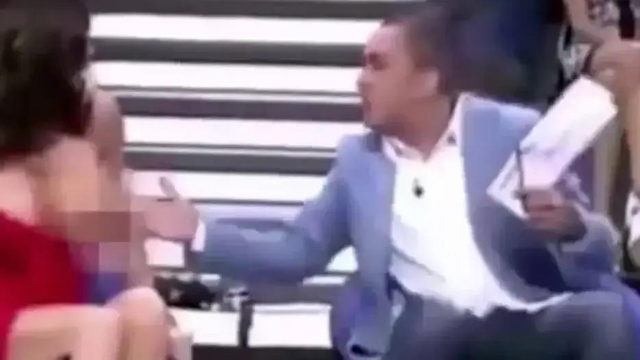 מנחה חושף חזה של מרואיינת בשידור