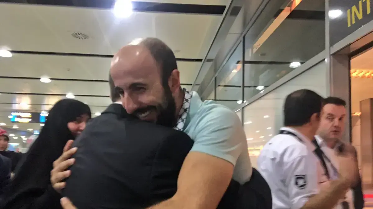 אורהן בוירוק, אזרח טורקי שנעצר בחשד לריגול לטובת איראן, עם נחיתתו בשדה התעופה סביחה גוקצ'ן, איסטנבול. אוקטובר 2016