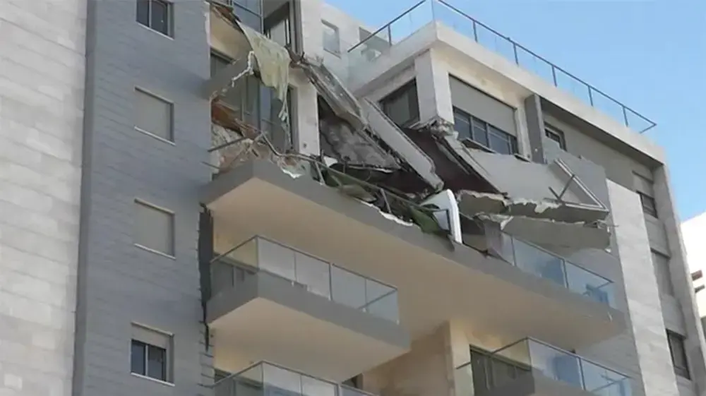 3 מרפסות קרסו בבניין מגורים בחדרה