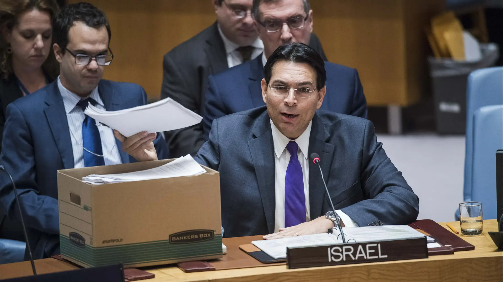 דני דנון בנאומו במועצת הביטחון של האו"ם - מציג ארגז ובו דפי ההחלטות והדו"חות נגד ישראל מאז אוקטובר 2015