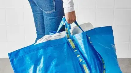 השקית הכחולה של איקאה עוברת עיצוב מחדש
