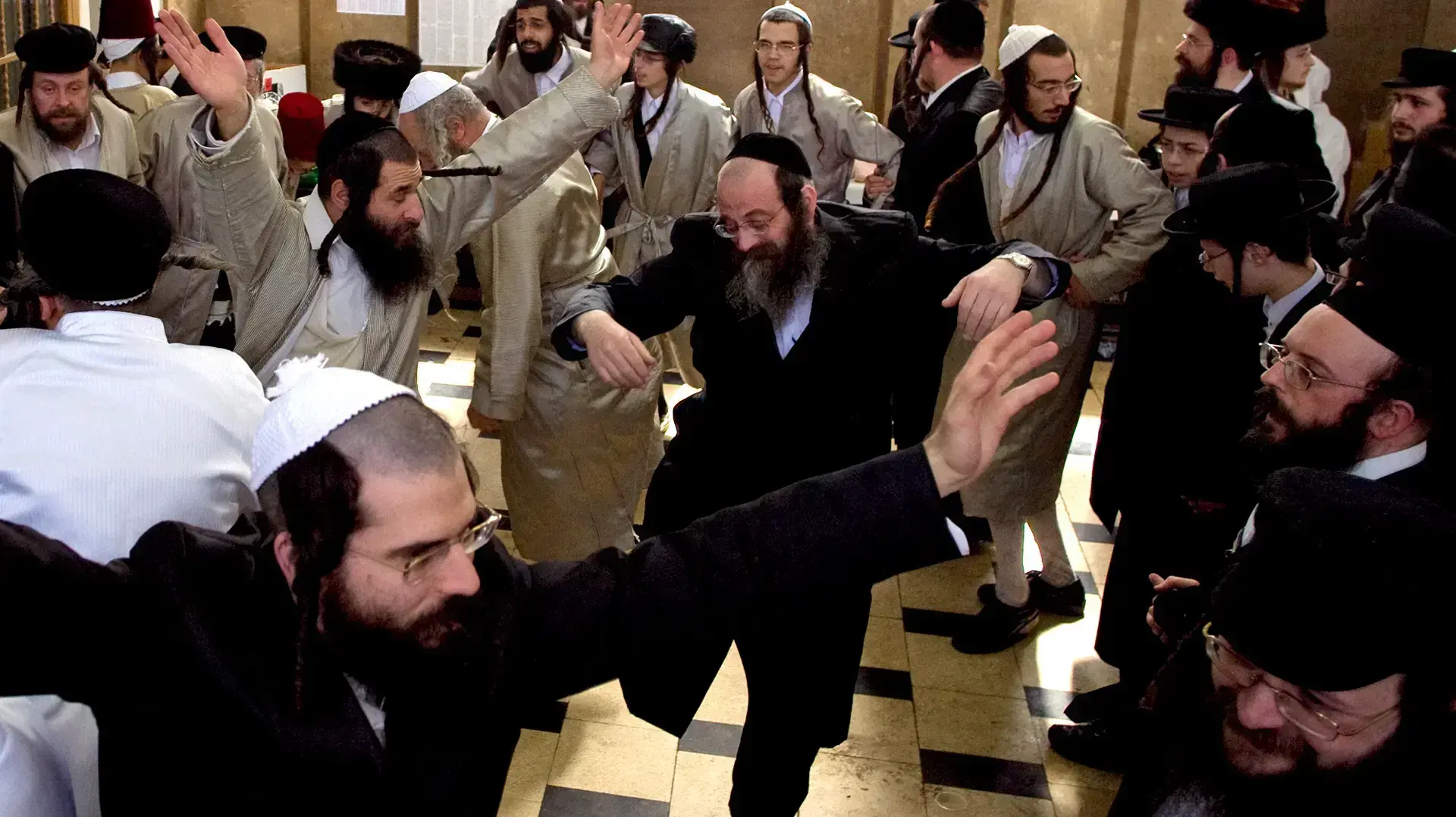 חרדים רוקדים במסיבת פורים בישיבה בירושלים, מרץ 2009