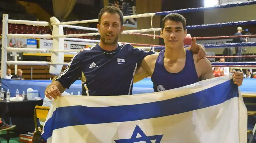 איתי גאיר אלוף אירופה באגרוף תאילנדי (מימין) עם מאמנו רועי הייזלר