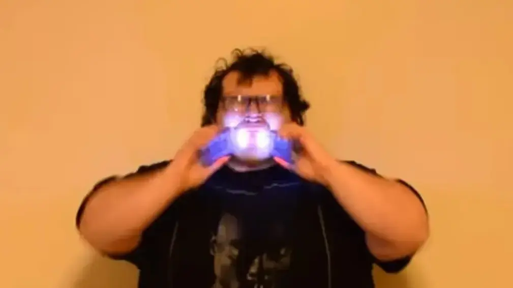 מחשמל את עצמו עם שני אקדחי הלם