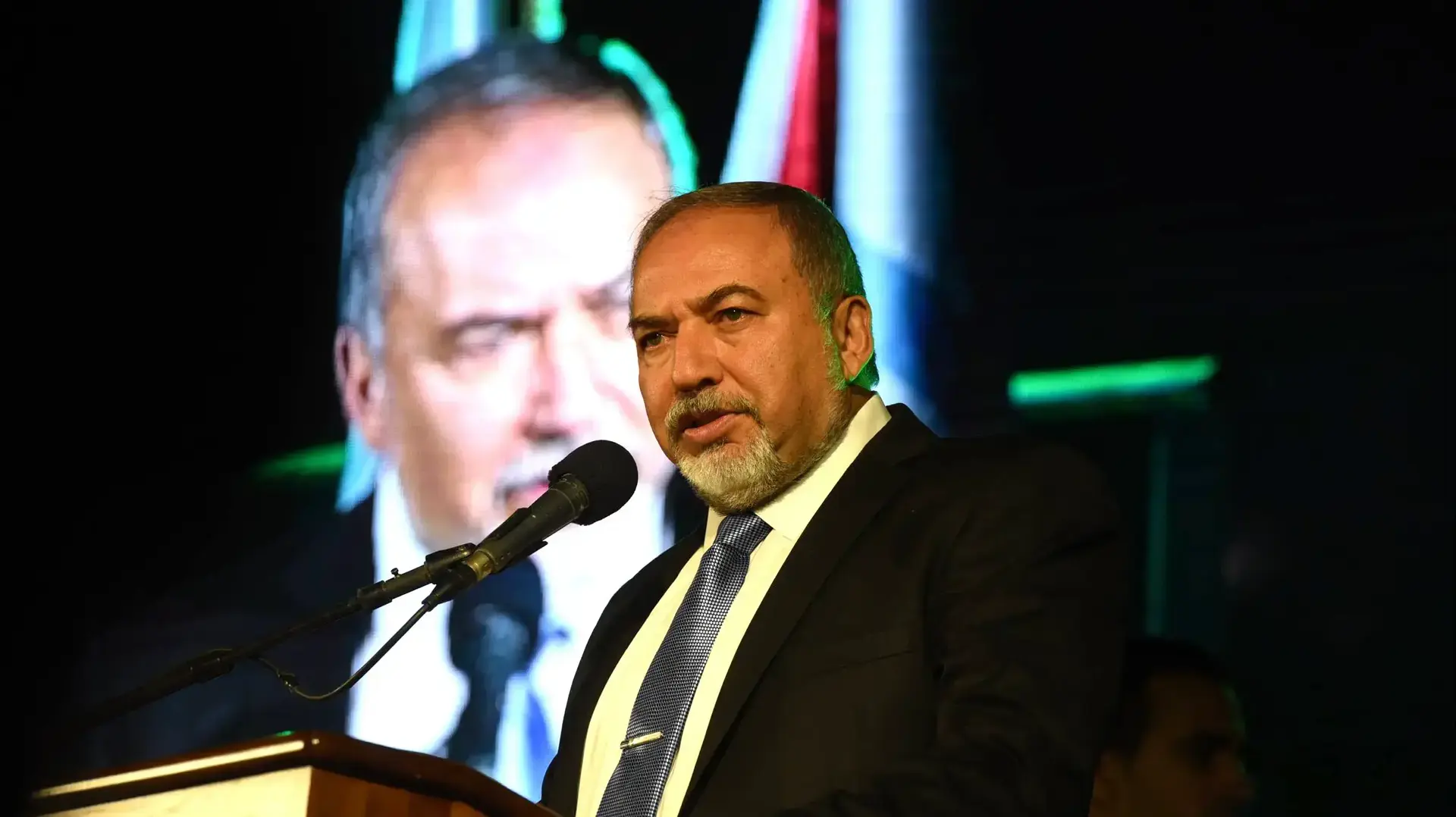 שר הביטחון אביגדור ליברמן בטקס "ממדים ללימודים" בקריה, 4 בנובמבר 2016