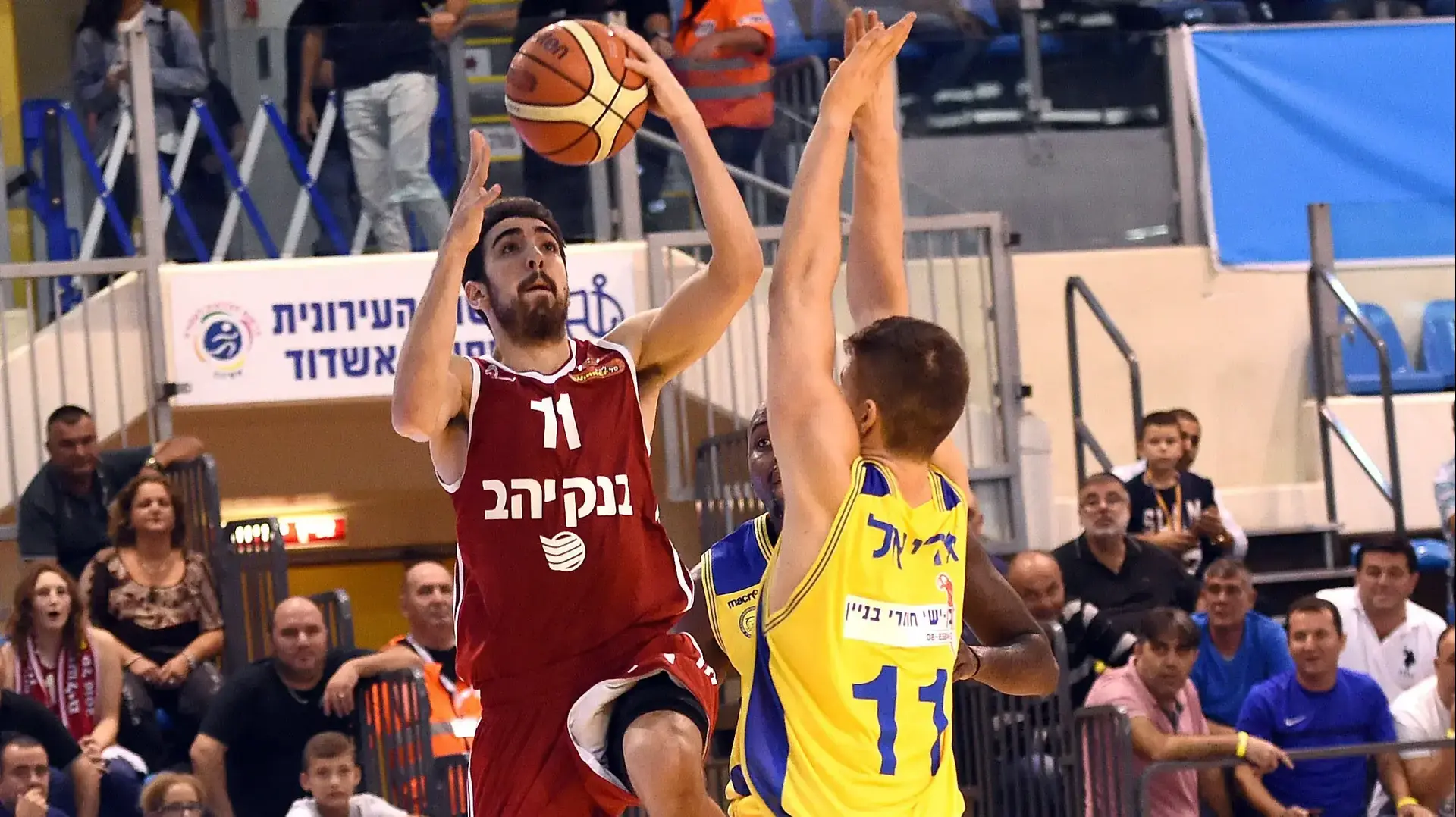 שחקן הפועל ירושלים בר טימור מול שחקן מכבי אשדוד אדם אריאל
