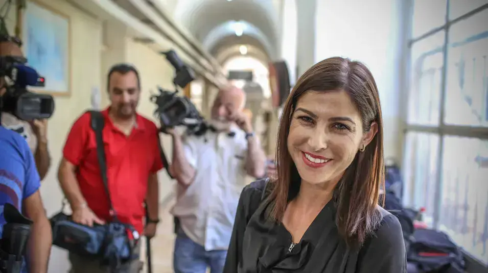 גאולה אבן מגיעה להעיד במשפט ליברמן, יוני 2013