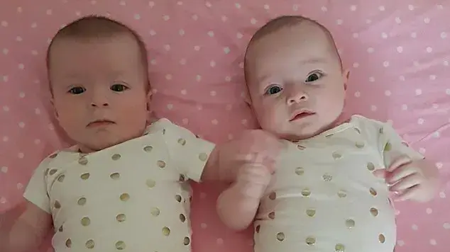 סיפור בדקה: נכנסה להריון פעמיים בהפרש של 10 ימים וילדה שתי בנות סיפור בדקה: נכנסה להריון פעמיים בהפרש של 10 ימים וילדה שתי בנות