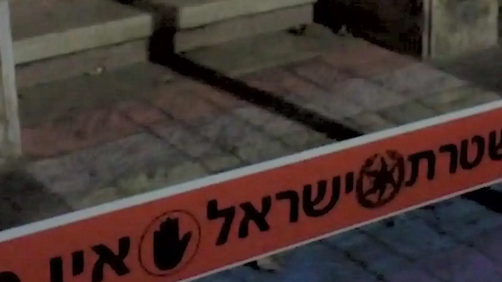 פעילי תא מרצ באוניברסיטה העברית תלו וציירו דגלי גאווה בכניסה לבניין הרבנות בירושלים