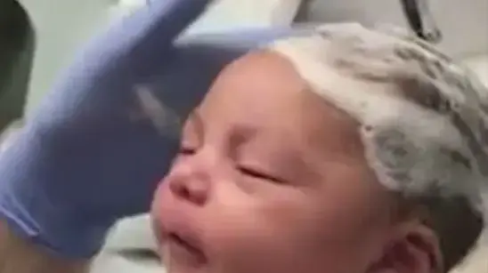 סרטון ויראלי של תינוקת בת יומה נהנית מחפיפת ראש