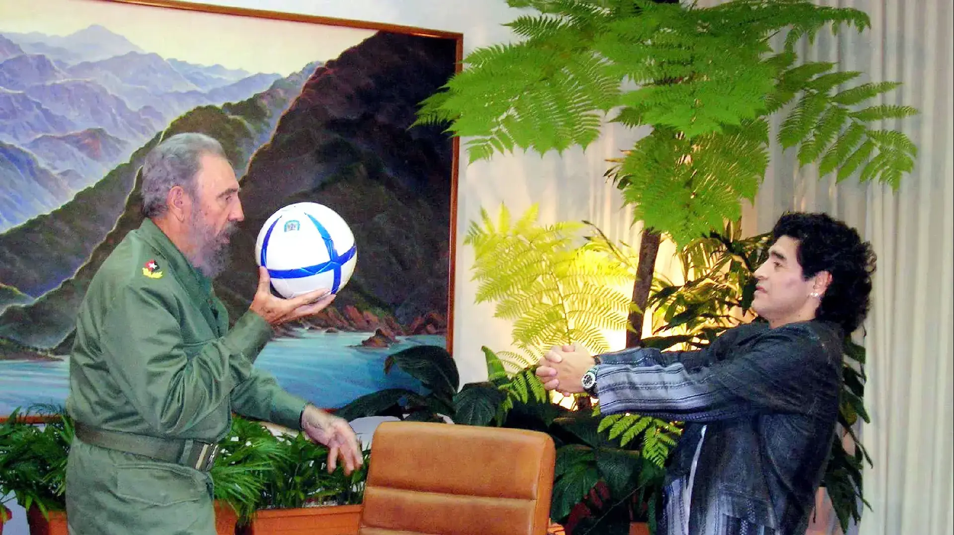 דייגו מראדונה עם פידל קסטרו