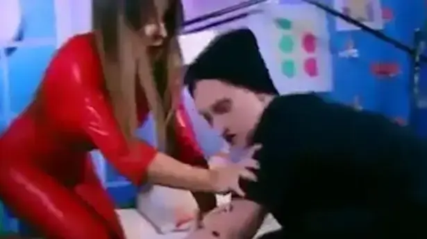 אני לוראק מותקפת בשידור