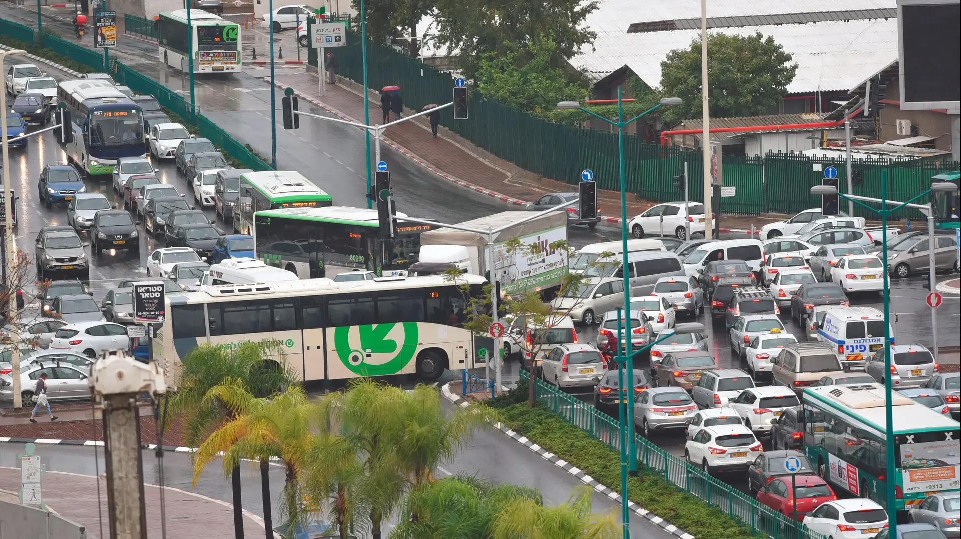 פקקי תנועה בגלל מזג האוויר ברחוב ז'בוטינסקי שבפתח תקווה, 2 בדצמבר 2016