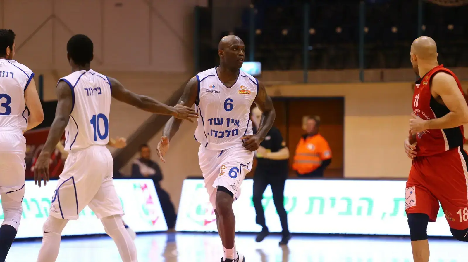 שחקני מכבי קרית גת עם מרקו קילינגסוורת'