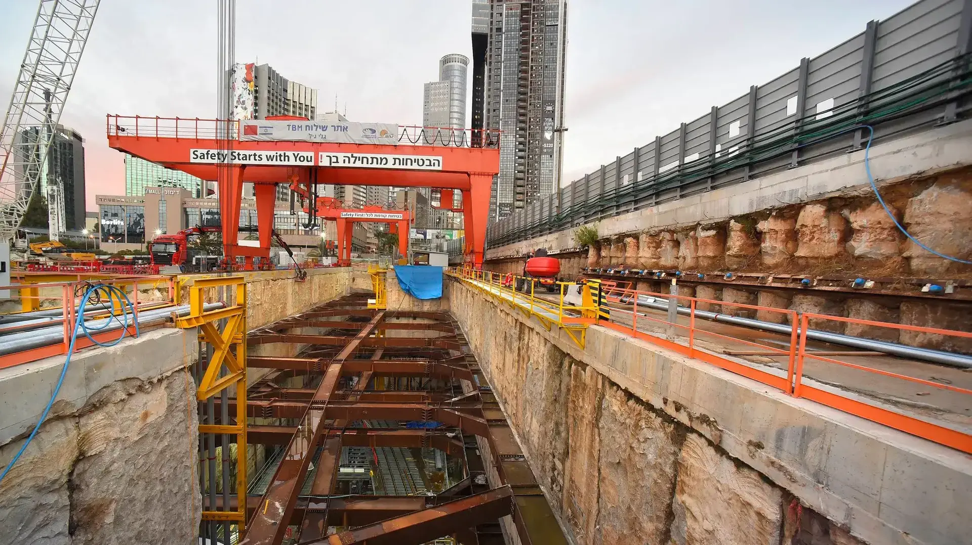 הרכבתם של שני מחפרים שיסייעו בכריית המנהרות של הרכבת התחתית בתל אביב, 4 בדצמבר 2016 הרכבתם של שני מחפרים שיסייעו בכריית המנהרות של הרכבת התחתית בתל אביב, 4 בדצמבר 2016