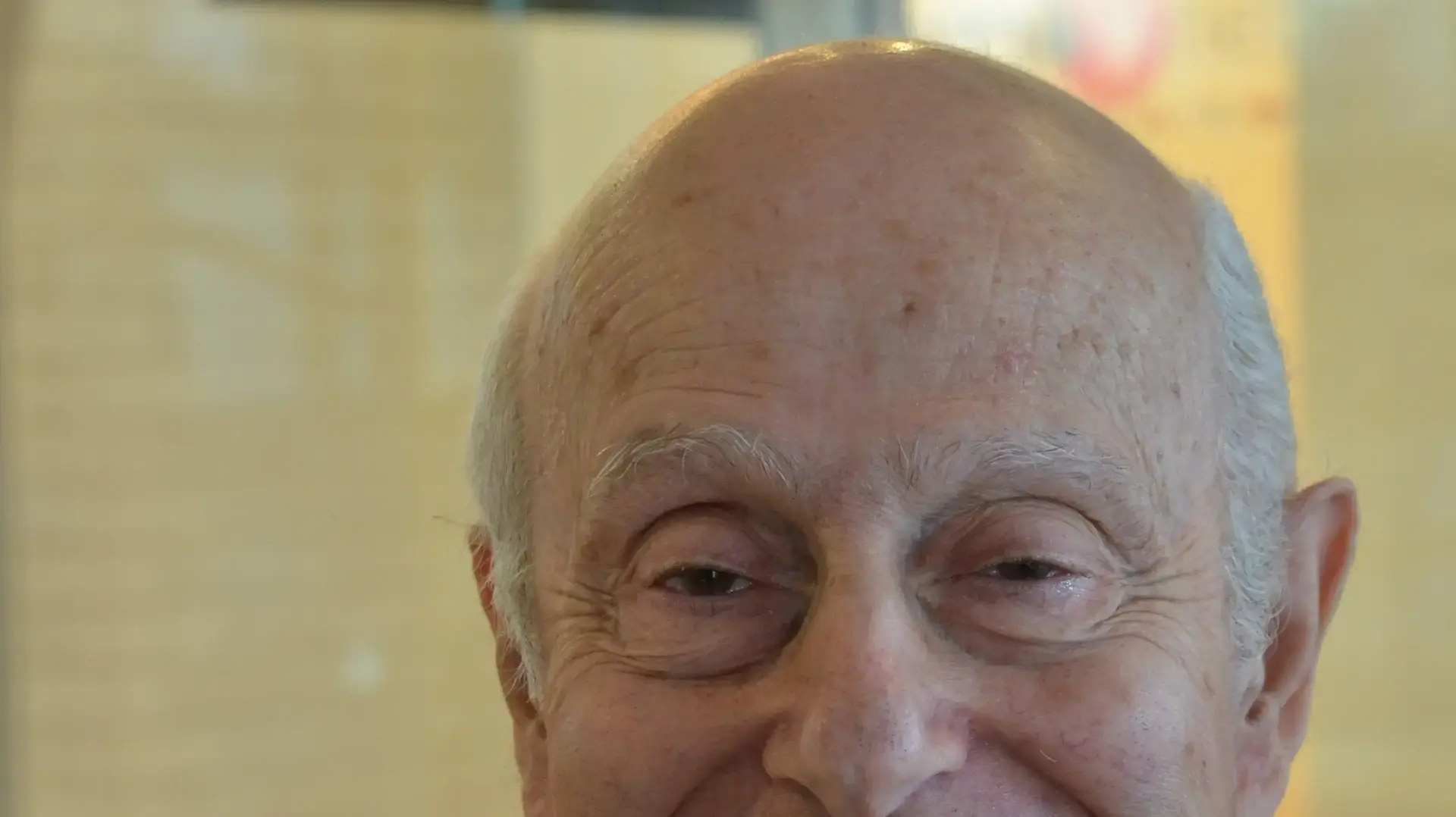 יואב גינאי במחווה למולי שפירא המתחרה הפורש מגל"צ יואב גינאי במחווה למולי שפירא המתחרה הפורש מגל"צ