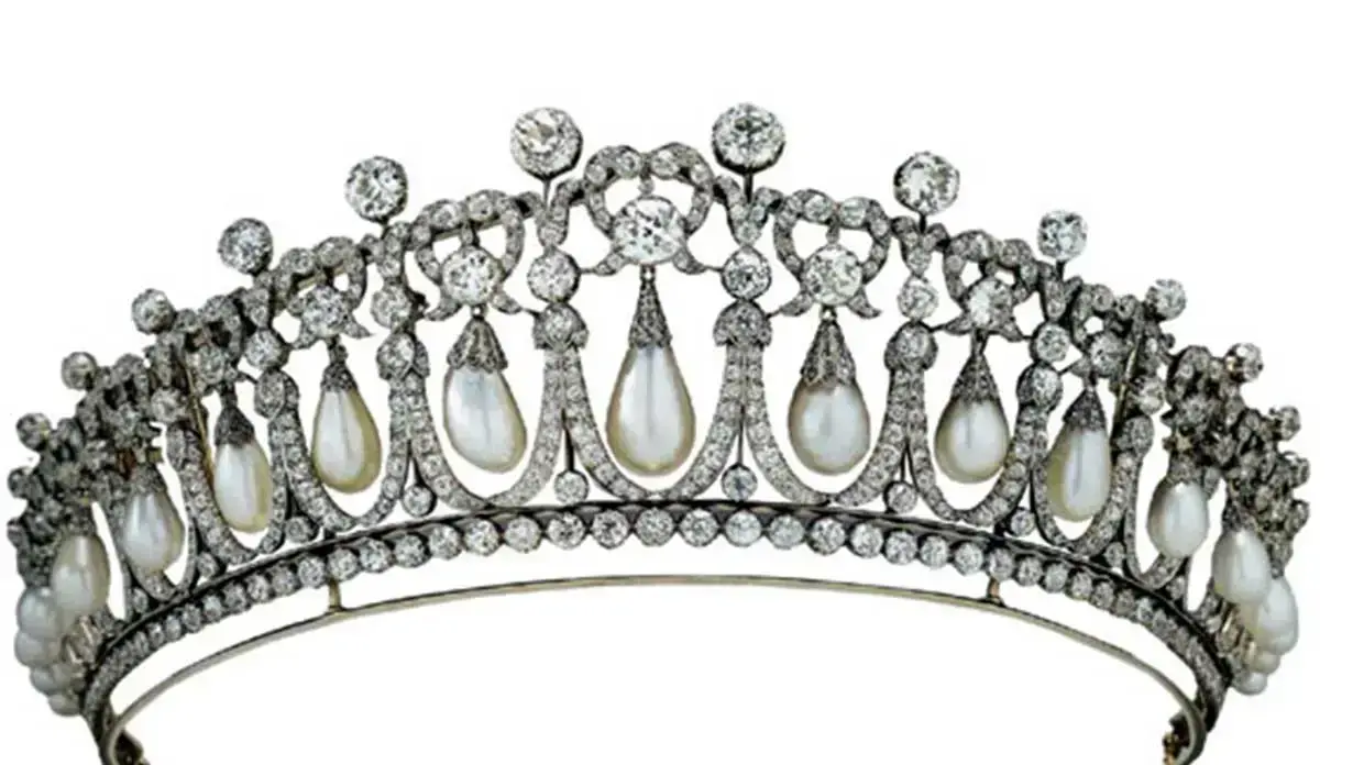 כתר קשר הנאהבים מקיימברידג'  Cambridge Lover's Knot Tiara מאוסף תכשיטי הכתר המלכותי