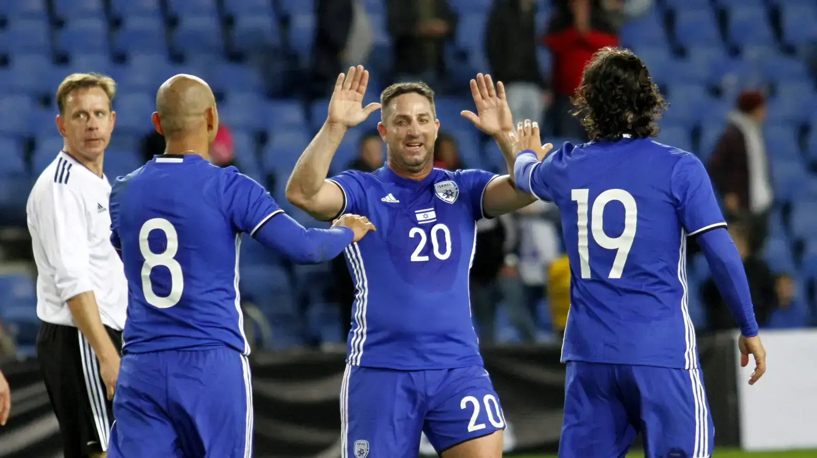 שחקני נבחרת הוותיקים של ישראל דדי בן דיין, רונן חרזי, פליקס חלפון חוגגים