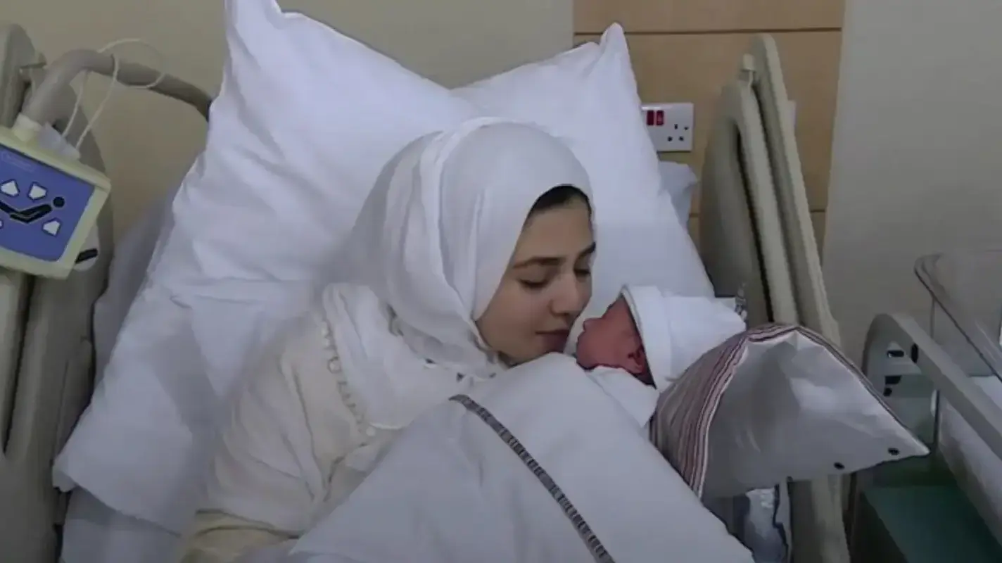 מואזה אל מטרושי ילדה בן בריא לאחר השתלת שחלה שהוקפאה בילדותה