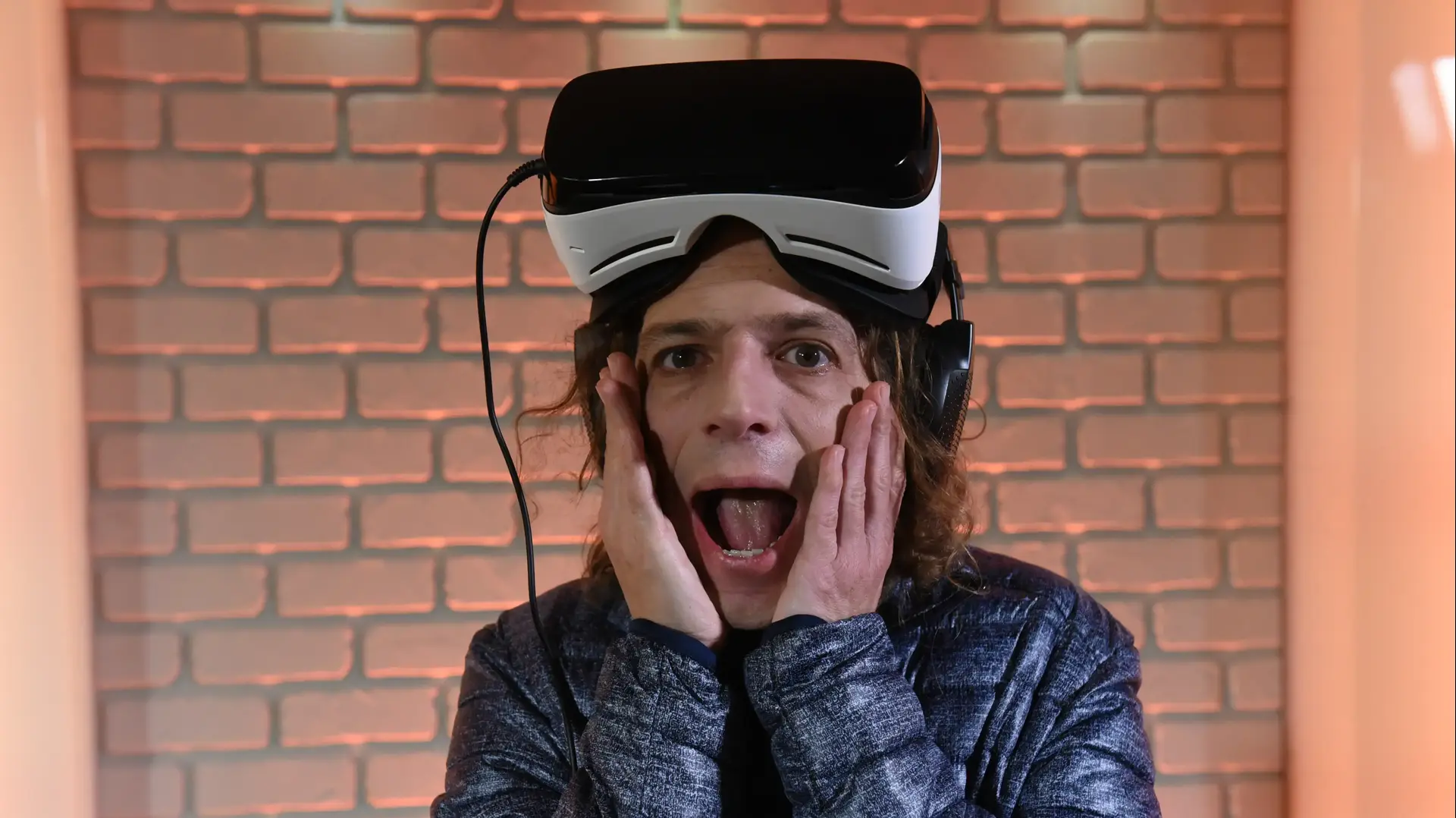 פרופ' אמיר חצרוני עם משקפי מציאות מדומה