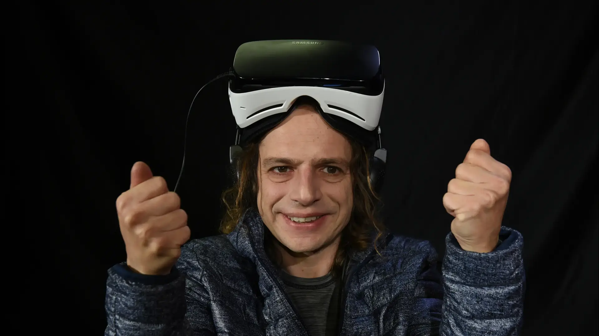 פרופ' אמיר חצרוני עם משקפי מציאות מדומה