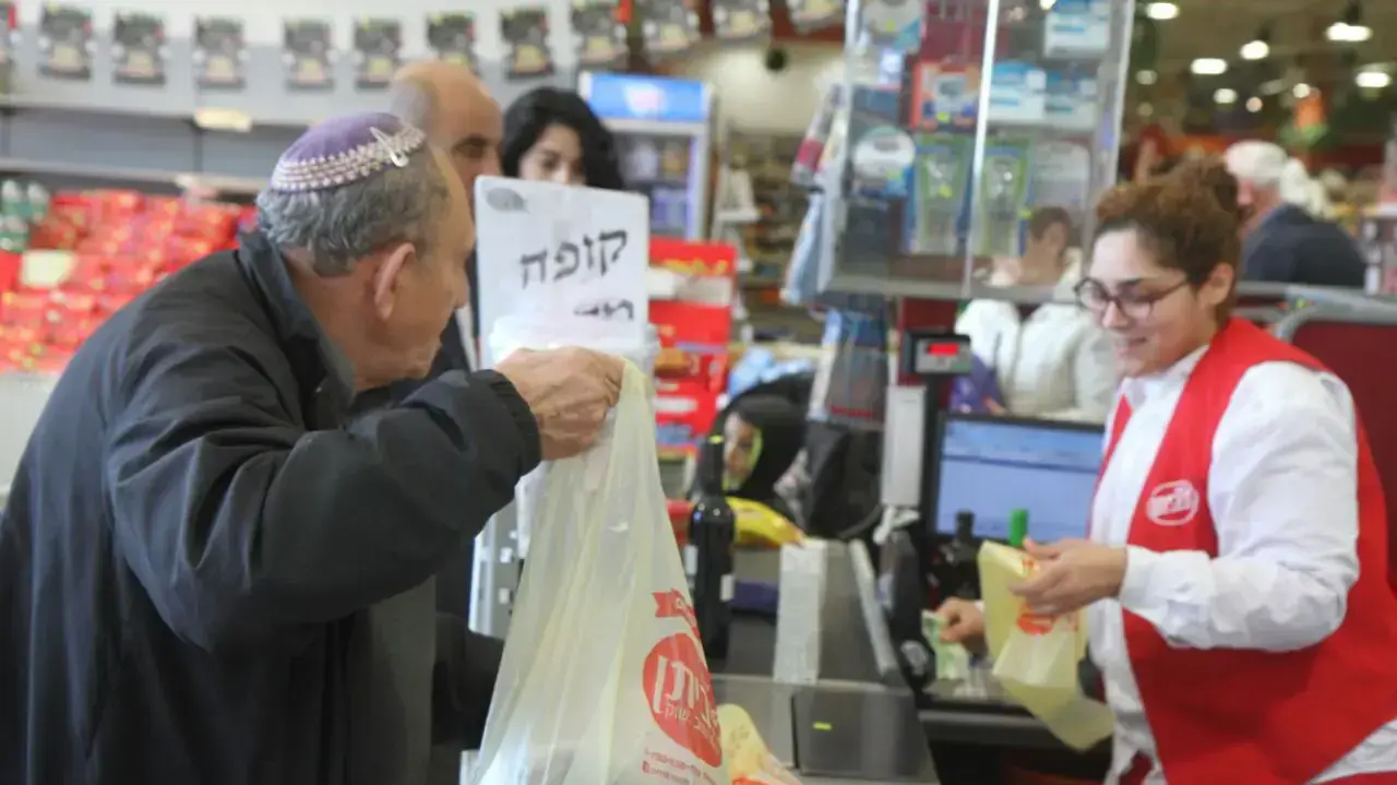 עמדת אריזת הקנייה, סניף יינות ביתן, חדרה. 1 בינואר 2017