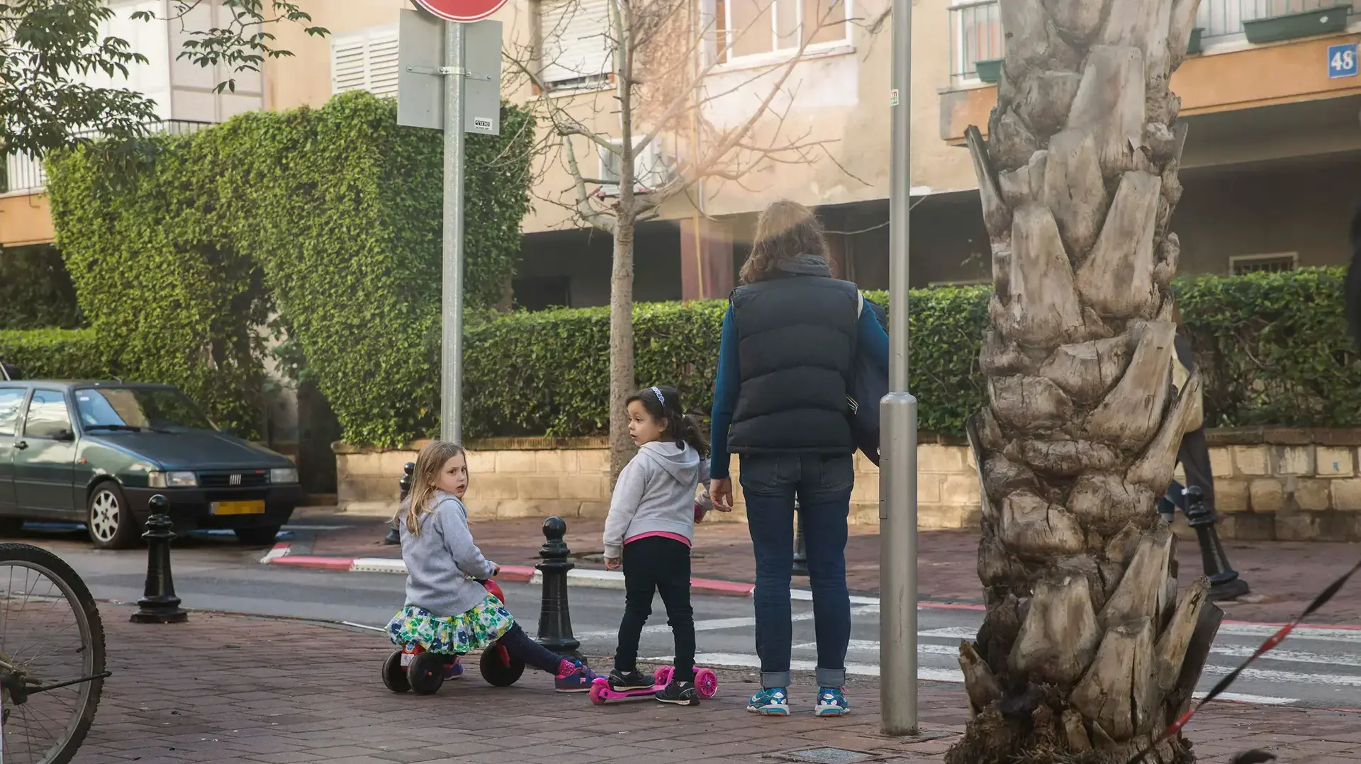 הורים מביאים את ילדיהם לגנים ובתי הספר לאחר ביטול השביתה של הסתדרות המורים הבוקר, 3 בינואר 2017