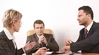 יועצי ביטוח יושבים עם לקוח יועצי ביטוח יושבים עם לקוח